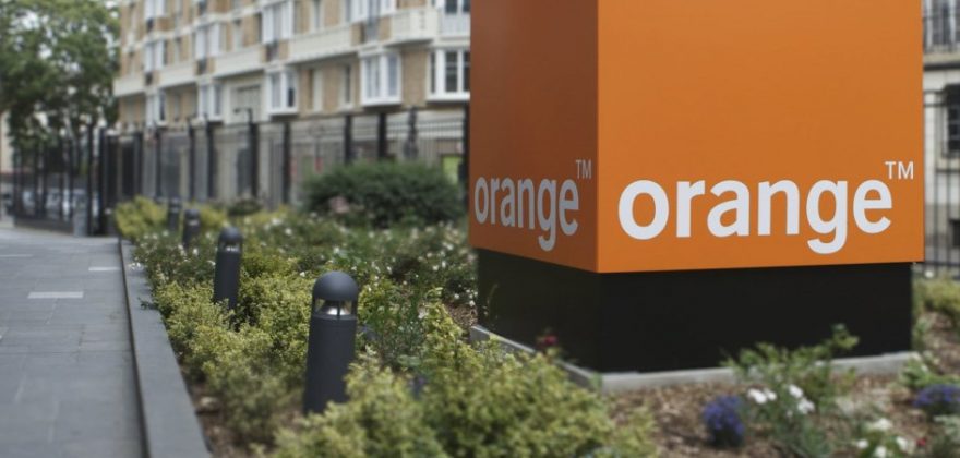 Orange e Facebook lançam em França programa para acelerar start-ups especializadas em redes