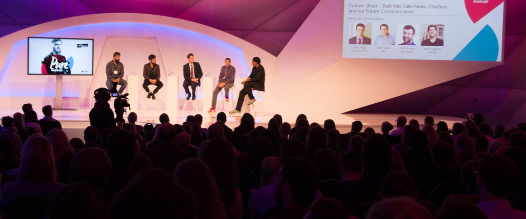 Como moderar um painel de debate