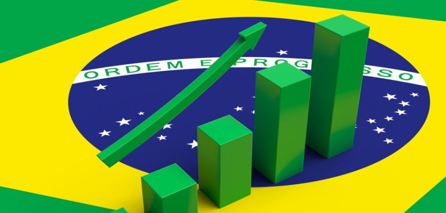 O investimento médio nas start-ups brasileiras é de 79,5 milhões de dólares (72 milhões de euros), de acordo com um estudo divulgado pela Fisher, que teve em conta a última ronda de investimentos. Na fase inicial dessas empresas, conhecida como Seed, a média de investimento é de 2 milhões de dólares (1,8 milhões de euros). De acordo com o estudo citado pela Investing.com Brasil , o intervalo médio entre as séries de captação (Seed, A, B, C e D) é de 17 a 20 meses. Para o estudo, foram analisadas 25 start-ups brasileiras com captação mínima de 10 milhões de dólares (9 milhões de euros). No total, estas start-ups receberam 2,3 bilhões de dólares (2 mil milhões de euros) em 94 rondas de investimento. “O investimento na fase de Seed parte, maioritariamente, de business angels. É nesta altura que a start-up está a testar o seu modelo de negócios e a preparar-se para o mercado. Já na série D, são os fundos de venture capital late stage e private equity que realizam os investimentos de alto valor. Este é um mercado ainda tímido no Brasil, mas com grande potencial de crescimento, impulsionado pelos recentes unicórnios e pelos investimentos cada vez maiores na América Latina, como os realizados pelo Softbank”, afirma Pietro Bonfiglioli, cofundador da Fisher. Na série A, a captação média é de 11 milhões de dólares (9,9 milhões de euros), enquanto que na série B passa para 20,9 milhões de dólares (18,87 milhões de euros) e, na C, chega aos 69,3 milhões de dólares (62,6 milhões de euros). O estudo da Fisher traz ainda dados da KPMG Venture Pulse que indicam que, em 2018, o investimento global em start-ups foi de mais de 270 bilhões de dólares (244 mil milhões de euros), um crescimento de 59% em relação ao ano anterior. No Brasil, também houve um crescimento significativo: em 2017, os investimentos rondavam os 750 mil dólares (677 mil euros) e, em 2018, passaram para 1,5 bilhão (1,4 mil milhões de euros).
