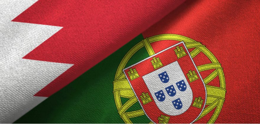 Colaborar na promoção de eventos, promover oportunidades para o desenvolvimento de mercados iniciantes e partilha de informações sobre a evolução dos seus respetivos mercados de start-ups são alguns dos objetivos que a agência de promoção de investimentos do Reino do Bahrain irá levar a cabo juntamente com a GrowIN Portugal. O Conselho de Desenvolvimento Económico do Bahrain (EDB), a agência de promoção de investimentos do Reino do Bahrain, juntou-se à GrowIN Portugal para criar uma plataforma que ajuda os empresários a incorporar, financiar, expandir e mover as suas start-ups para Portugal. O acordo servirá para promover a cooperação entre as duas organizações, particularmente no que diz respeito ao apoio a start-ups globalmente, durante a atual situação de pandemia. A EDB e a GrowIN Portugal comprometem-se a colaborar na promoção de eventos e oportunidades importantes nos seus respetivos mercados, a promover oportunidades para o desenvolvimento de mercados iniciantes nos seus respetivos países, a apoiar as start-ups, organizando reuniões introdutórias com as principais partes interessadas do ecossistema nos dois países e a partilhar informações sobre a evolução dos seus respetivos mercados. Pakiza Abdulrahman, Head of start-ups do Bahrain EDB, referiu que “esta iniciativa fornecerá o apoio necessário para não apenas as start-uups do Bahrein e de Portugal, mas também start-ups de todo o mundo. A crise em curso atingiu quase todos os setores económicos incluindo no setor de start-ups e, em todo o mundo, verificamos uma desaceleração sem precedentes. Ao conectar e, assim, fortalecer os nossos dois ecossistemas, a Startup Bahrain e a GrowIN Portugal estão a fornecer uma alternativa para as start-ups inovadoras que procuram um ambiente favorável, onde possam capacitar a economia digital nos seus respetivos países”. Já Anas El Arras, CEO da GrowIN Portugal, incubadora, aceleradora e empresa credenciada como plataforma de serviço que ajuda os empreendedores a incorporar, financiar, expandir e mover suas start-ups para Portugal, referiu que “as start-ups precisam de apoio agora mais do que nunca, por isso estamos muito satisfeitos em poder colaborar com a Bahrain EDB para fazer exatamente isso. O Reino do Bahrein e Portugal oferecem ecossistemas de apoio completos, com apoio financeiro, força de trabalho altamente qualificada, infraestrutura digital de ponta e aceleradores de classe mundial. Além disso, cada um de nós fica à porta dos principais mercados: Europa e MENA, respetivamente. Através da combinação de forças, combinando ecossistemas, podemos fornecer um espaço global para acelerar start-ups de todo o mundo e garantir a inovação não é prejudicada pela crise global”. Hoje, os dois países comercializam diversos itens com foco em produtos de alumínio, papel e algodão. A partir de 2019, o comércio não petrolífero entre os dois países representa quase 22 milhões de dólares (20 milhões de euros), aumentando em relação aos 6,7 milhões de dólares (6,2 milhões de euros), em 2009. A assinatura do acordo dá-se após a vinda de uma delegação do Bahrain EDB a Lisboa, em outubro de 2019, onde anunciou um processo de instalação acelerado para start-ups em todo o mundo, que procuram tirar proveito do ambiente de negócios e de uma comunidade de start-ups bem conectada, através da iniciativa Startup Bahrain.