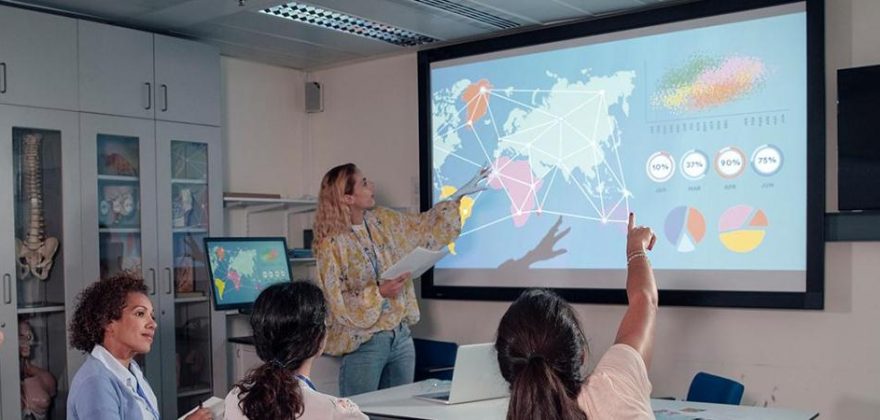 Comissão Europeia lança projeto para levar inovação digital às escolas
