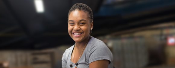 Jovem brasileira funda projeto Meninas Negras e partilha experiência de empoderamento feminino
