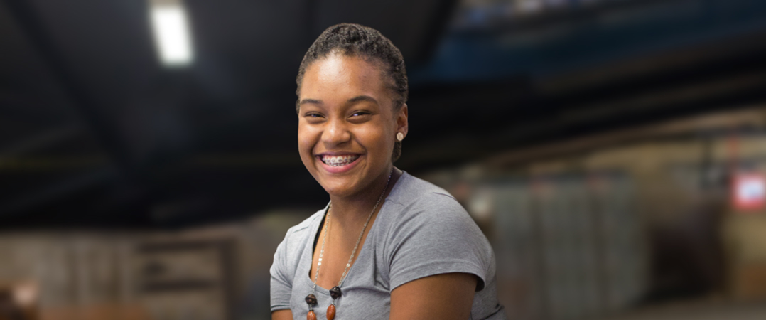 Jovem brasileira funda projeto Meninas Negras e partilha experiência de empoderamento feminino