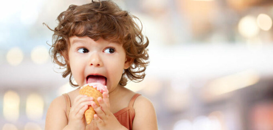 Criança a comer gelado