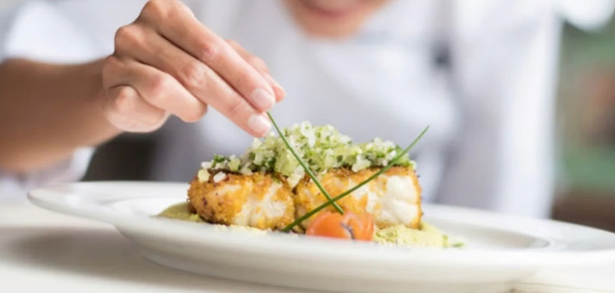 Chefes preparam comida