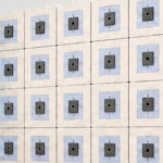 Papel de parede desenvolvido por pesquisadores da Universidade de Binghamton absorve a humidade do ar e gera eletricidade